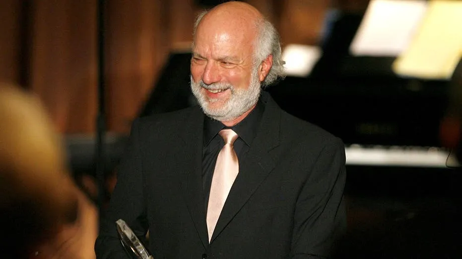 James Burrows, TV Comedy Titan Behind ‘Cheers,’ ‘Friends,’ Dies at 85