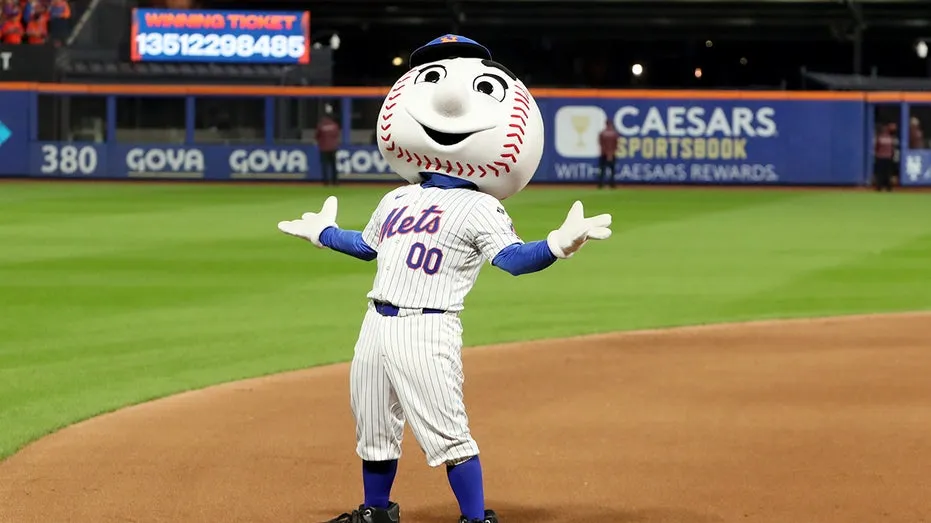 Mets Mascot’s Joyful Dance Contrasts Team’s Dire Season