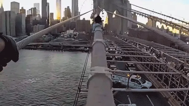 NYPD Officer’s Bravery: Dramatic Rescue on Brooklyn Bridge