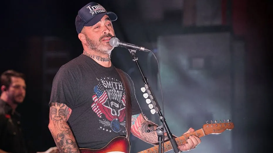 Aaron Lewis Blames Politics for Industry Silence