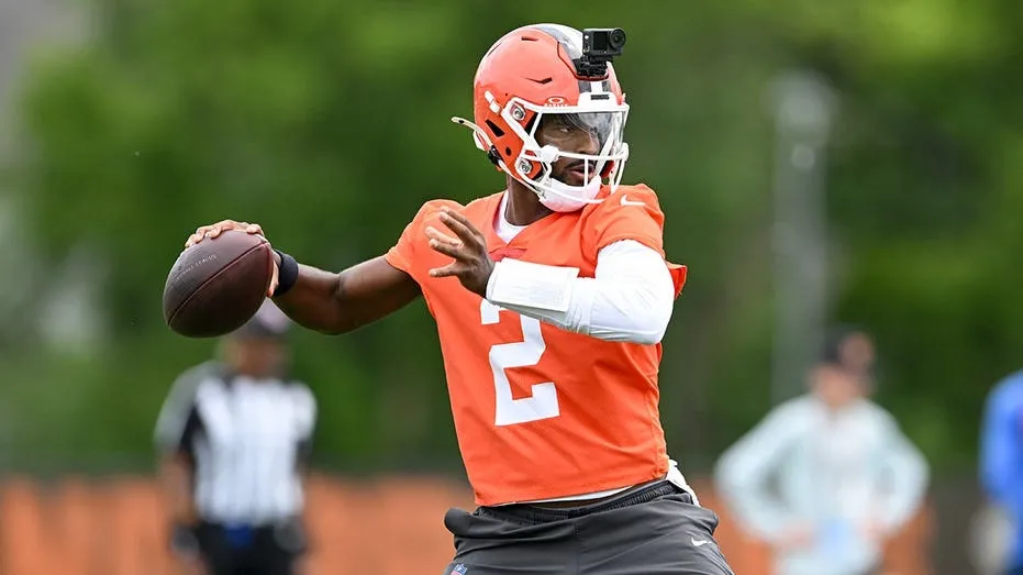 Joe Flacco Rips Shedeur Sanders Over Helmet Visor Use