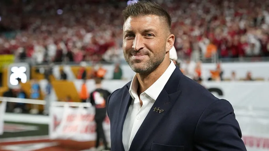 Tim Tebow Autographs Taxidermied Alligator at Fanatics Fest