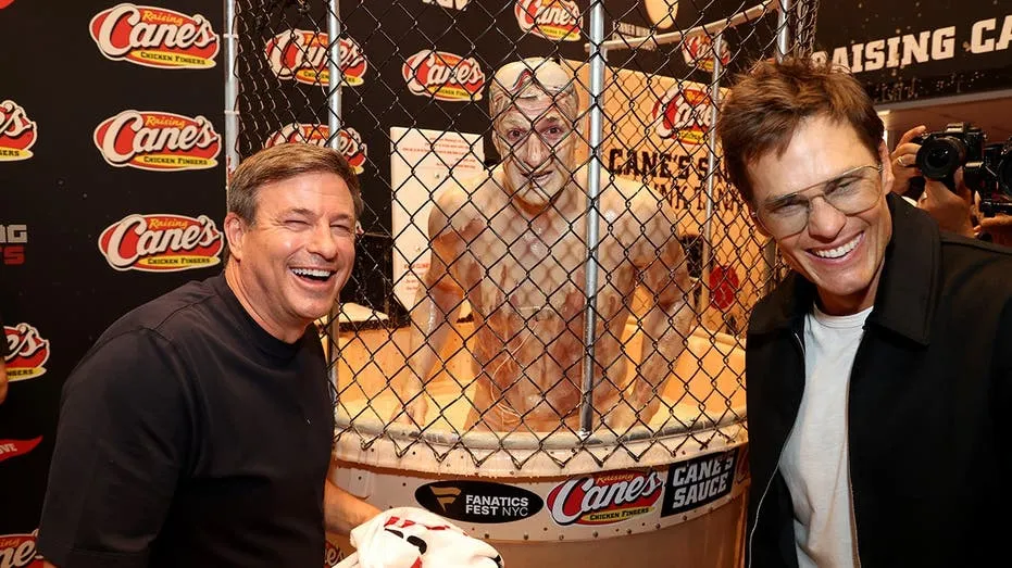 Raising Cane’s Sauce Dunk Tank: Brady Dunks Gronk at Fanatics Fest