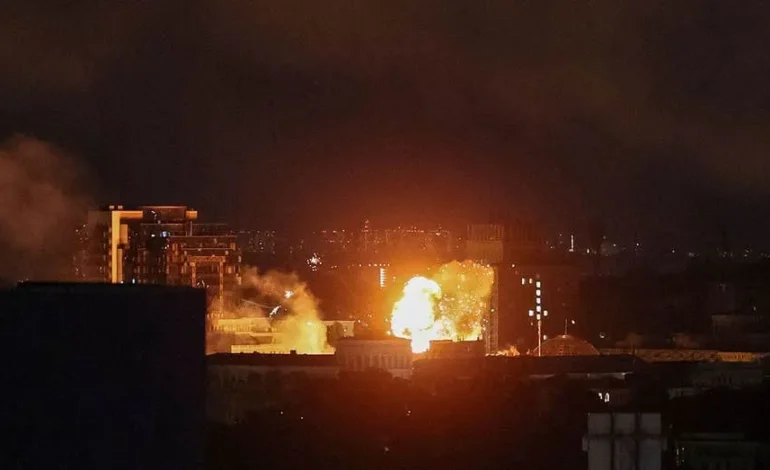 Kyiv Hit by Ballistic Missile Barrage After Zelenskyy Warns of Major Russian Assault